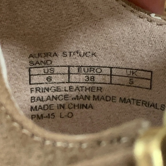 Kenneth Cole Reaction | NWOB Audra Struck Sand Fringe T-Strap Sandal 6 - Picture 7 of 17